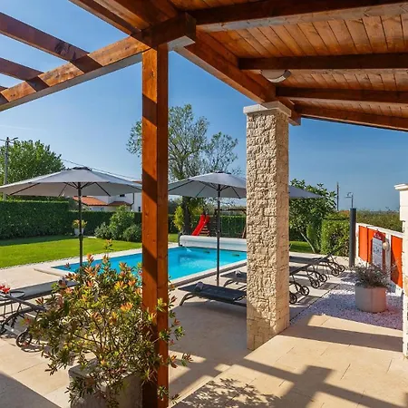 Activity Marula With Outdoor Pool In Buje Gambozzi