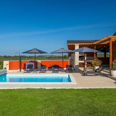 Activity Marula With Outdoor Pool In Buje Gambozzi