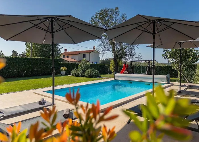 Activity Marula With Outdoor Pool In Buje