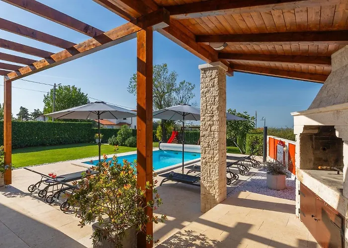 Activity Marula With Outdoor Pool In Buje Gambozzi